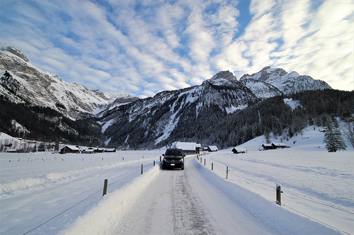 Mountain ski tranfer Limousine Swiss Private Tours